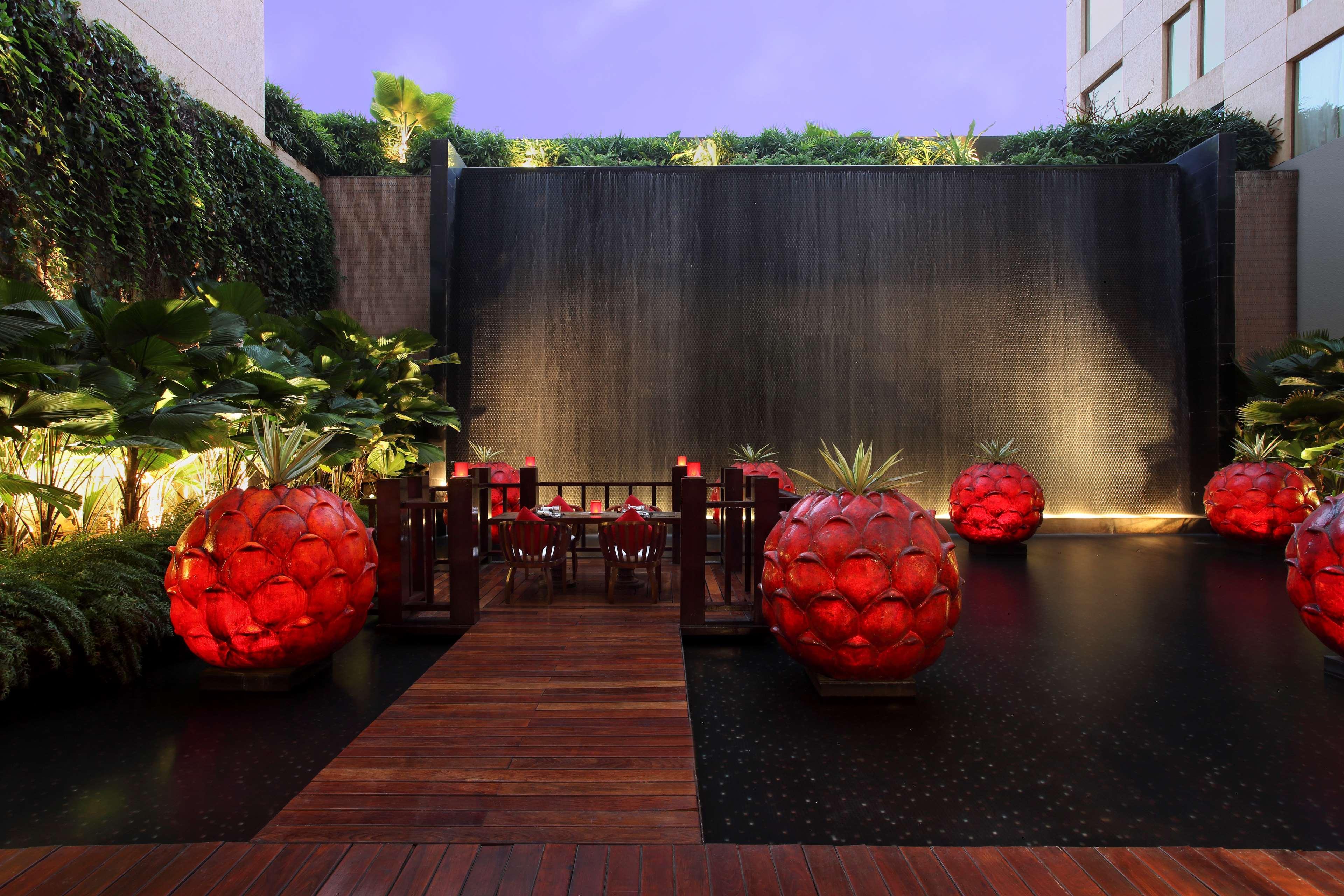 Hyatt Pune Exterior foto The outdoor dining area at the restaurant