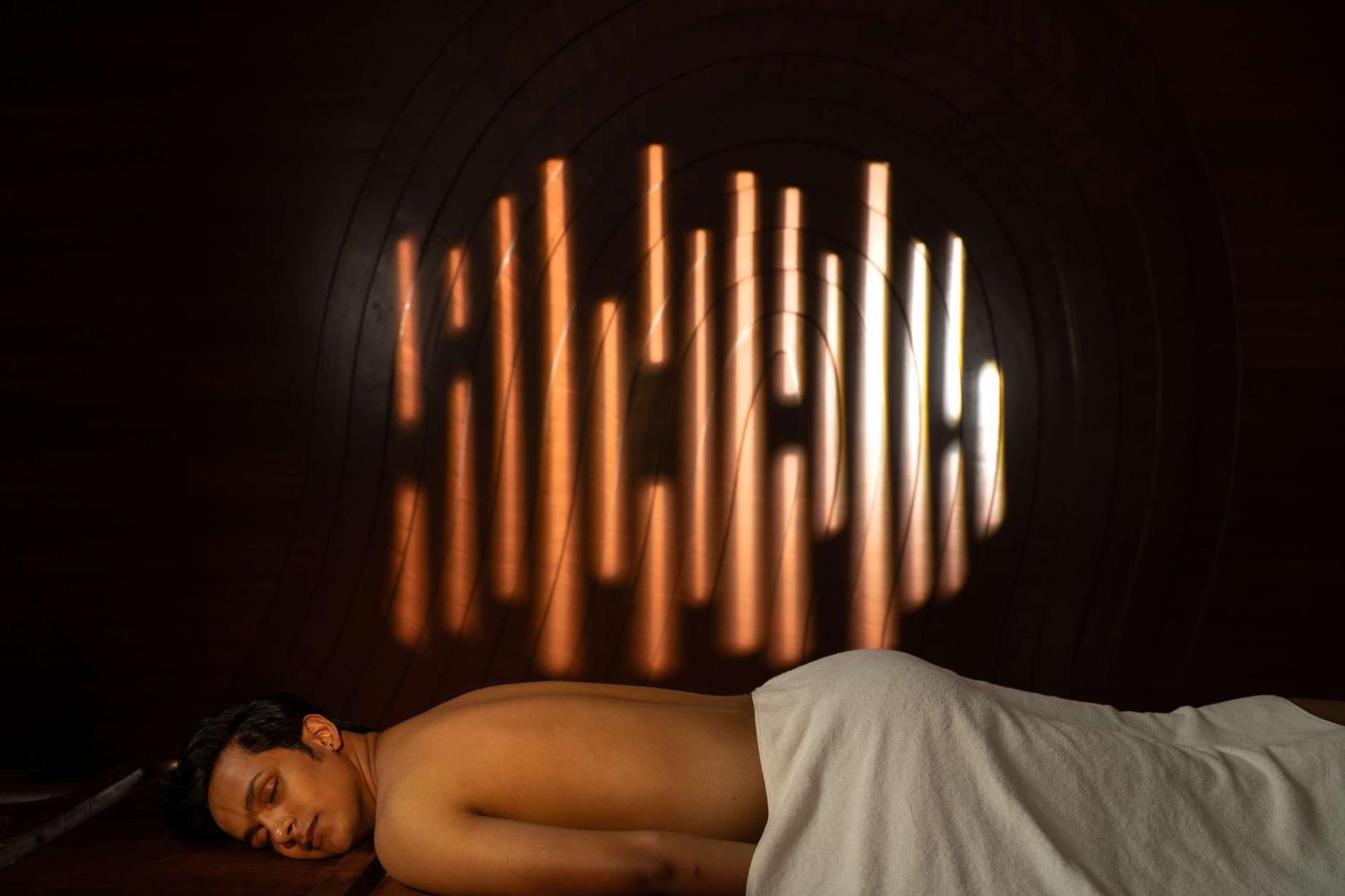 Hyatt Pune Exterior foto A man receiving a massage