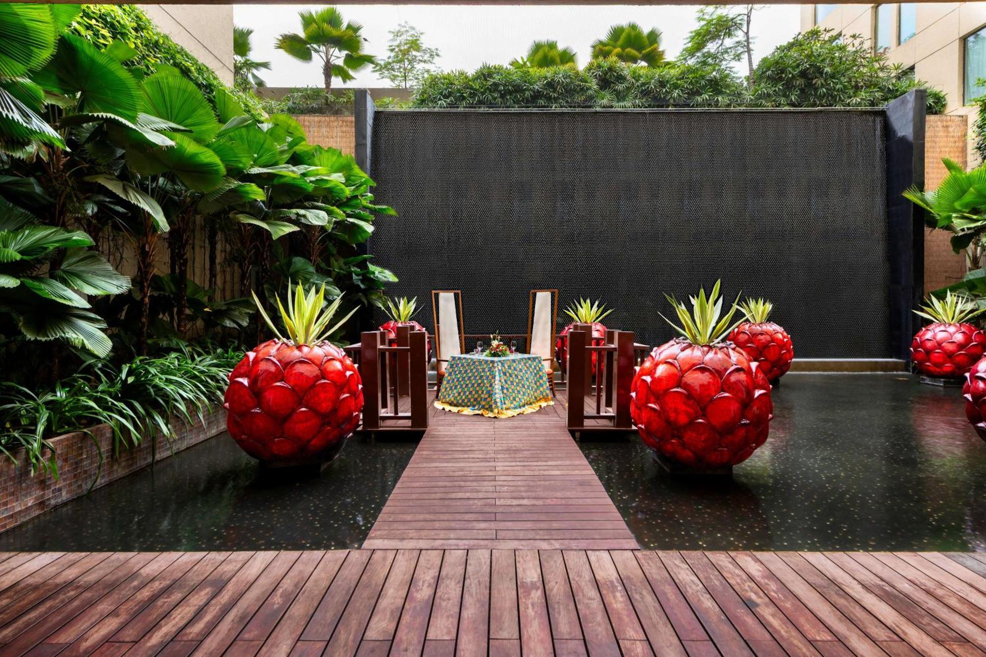 Hyatt Pune Exterior foto The water feature at the entrance of the hotel