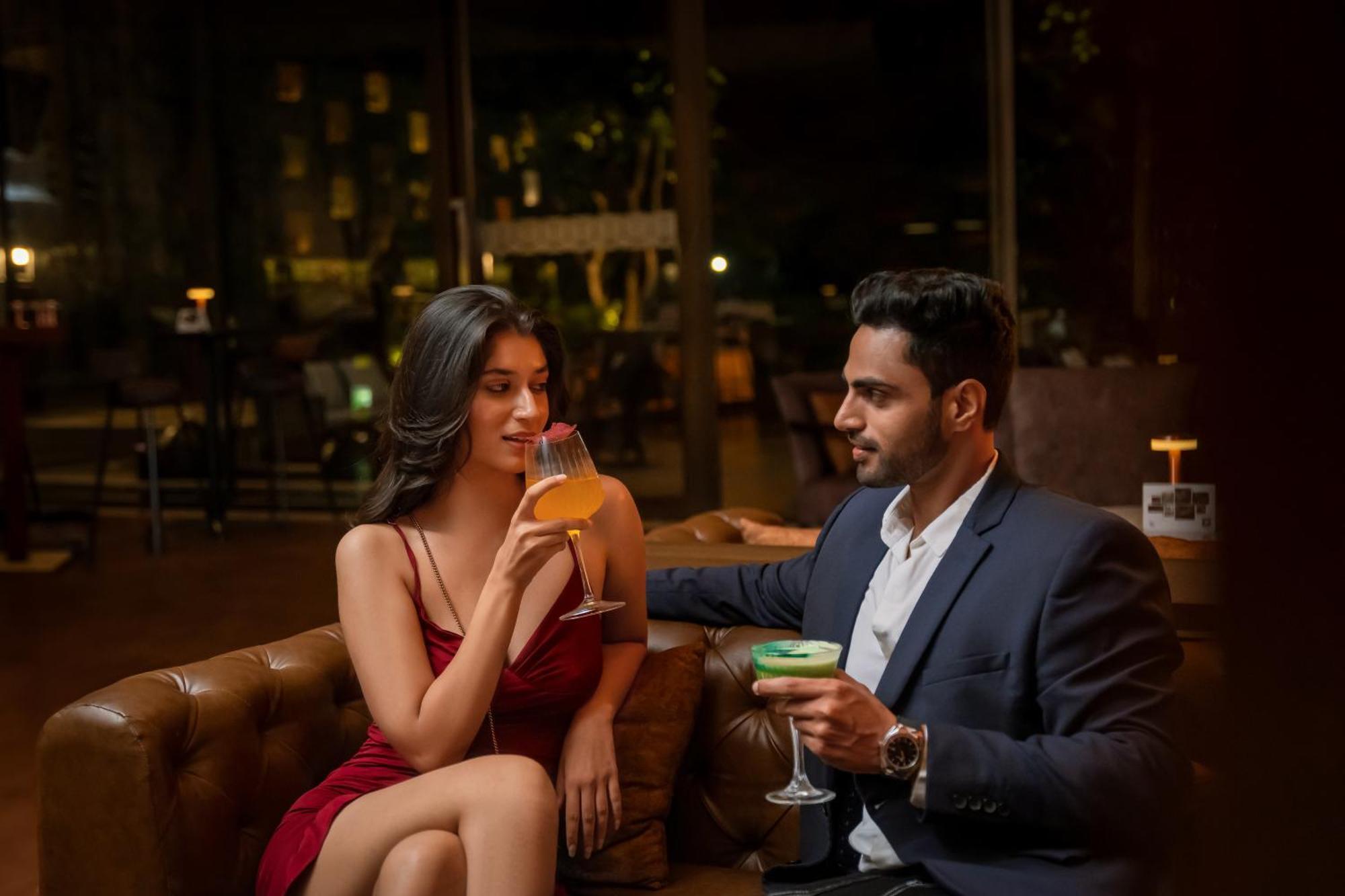 Hyatt Pune Exterior foto A couple drinking cocktails