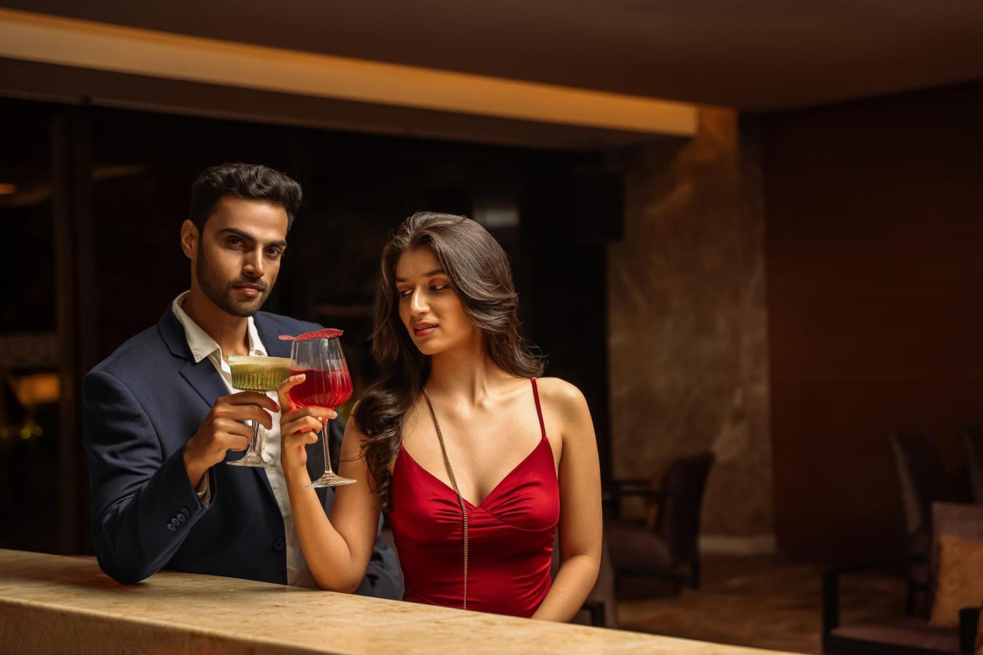 Hyatt Pune Exterior foto A couple drinking cocktails