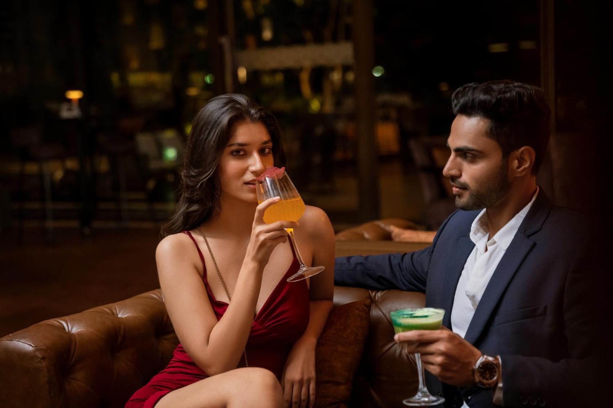 Hyatt Pune Exterior foto A couple drinking cocktails