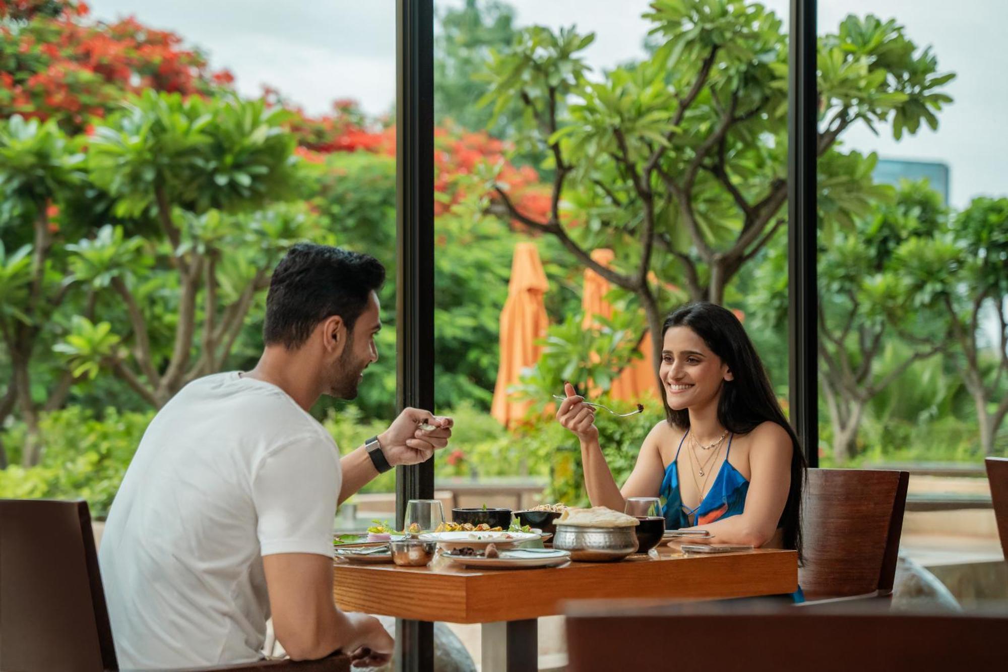 Hyatt Pune Exterior foto A couple dining at the hotel